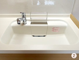 使いやすいシャワー付き混合水栓に、まな板やスポンジ収納が付いた排水部はカバー付き